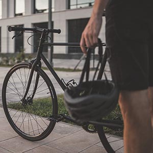 Accesorios para Bicicleta - Bicicleta en soporte con fondo de ciudad